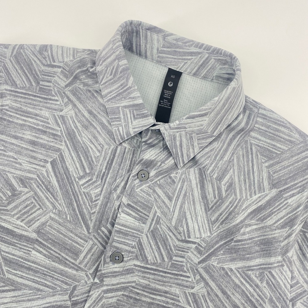 Lululemon Evolution Shirt Mens XS Grey Geometric Short Sleeve Button Down Polo